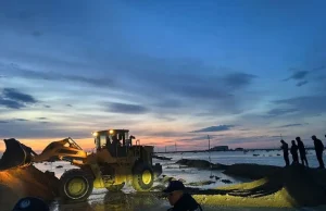 Атырау-Орал трассасының 71-шақырымында жол үстімен су өтіп жатыр