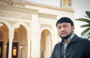 Тобыр білгенін жасағанда, тұлғалар тұғырдан таяды