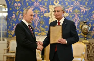 Путин Тоқаевқа әкесінің соғыс кезіндегі ерлігі туралы құжатты табыстады