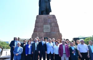 Алматыда 5000-нан аса адам Абай әндерін шырқап, ескерткішіне гүл қойды