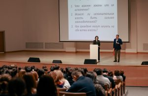 Narxoz студенттері сенатормен билік жүйесінің жұмысы туралы пікір алмасты