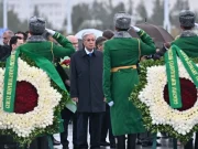 Мемлекет басшысы Ашхабадтағы Бейтараптық монументіне гүл шоғын қойды