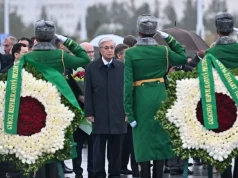 Мемлекет басшысы Ашхабадтағы Бейтараптық монументіне гүл шоғын қойды
