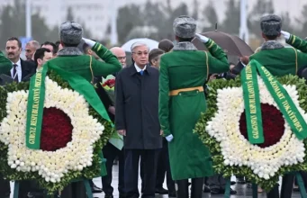 Мемлекет басшысы Ашхабадтағы Бейтараптық монументіне гүл шоғын қойды