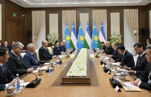 Тоқаев пен Мирзиёев бейресми кездесті